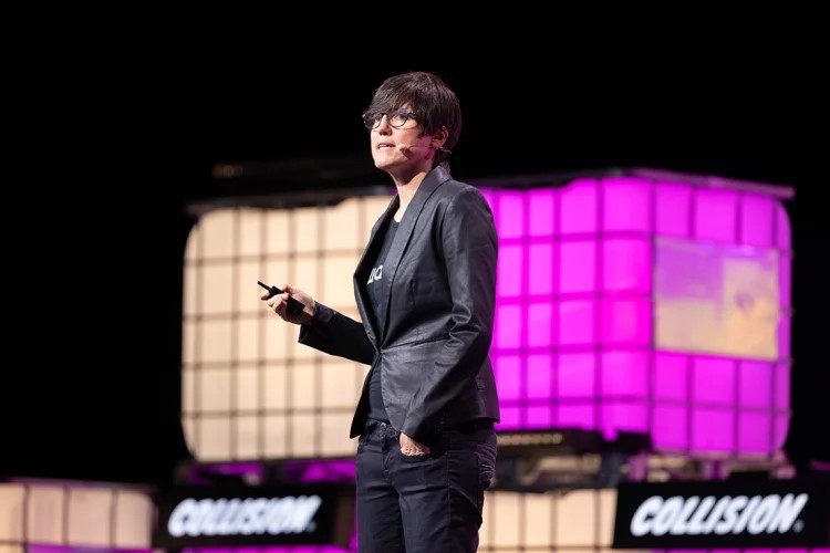 Raquel Urtasun presenting information on a stage.