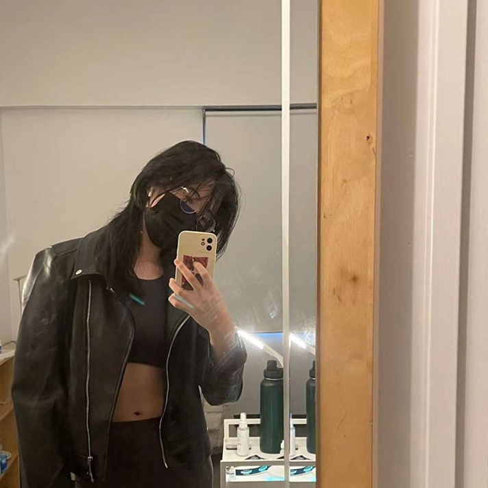 Mirror selfie of Riya Li