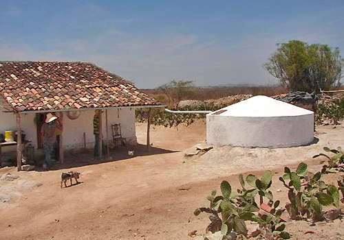 A white stucco house with a cistern 