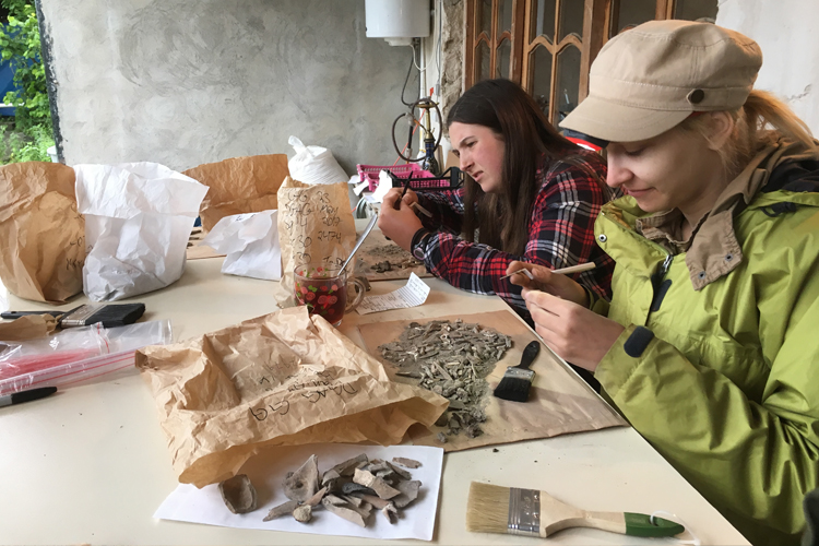 U of T students cleaning and sorting animal bone remains