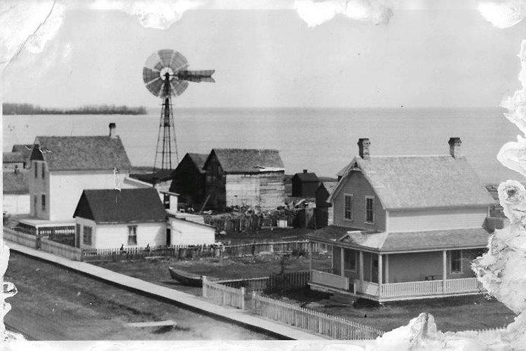  Houses by the lake in Gimli, Manitoba in the early 1990s