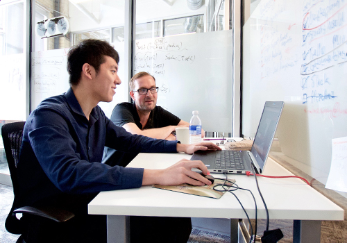 Tianhao Wang and his supervisor Stephan Anders looking at a computer. 