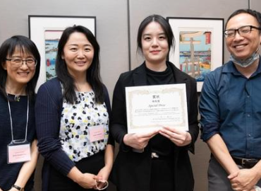 Michelle Lai holding her award standing with three professors
