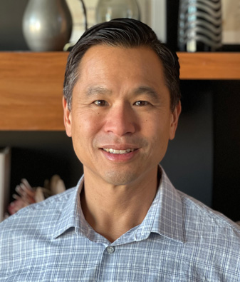 A portrait photo of Peng Leong.