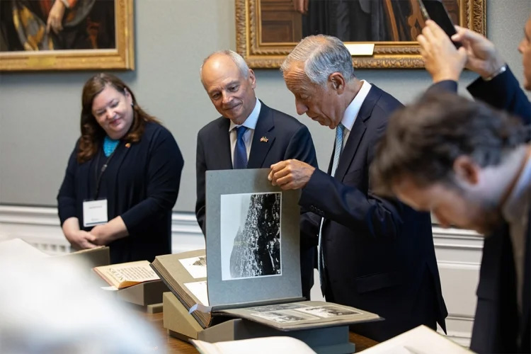 Portuguese President Marcelo Rebelo de Sousa views items from the Thomas Fisher Rare Book Library ’s Portuguese collection as U of T President Meric Gertler looks on 
