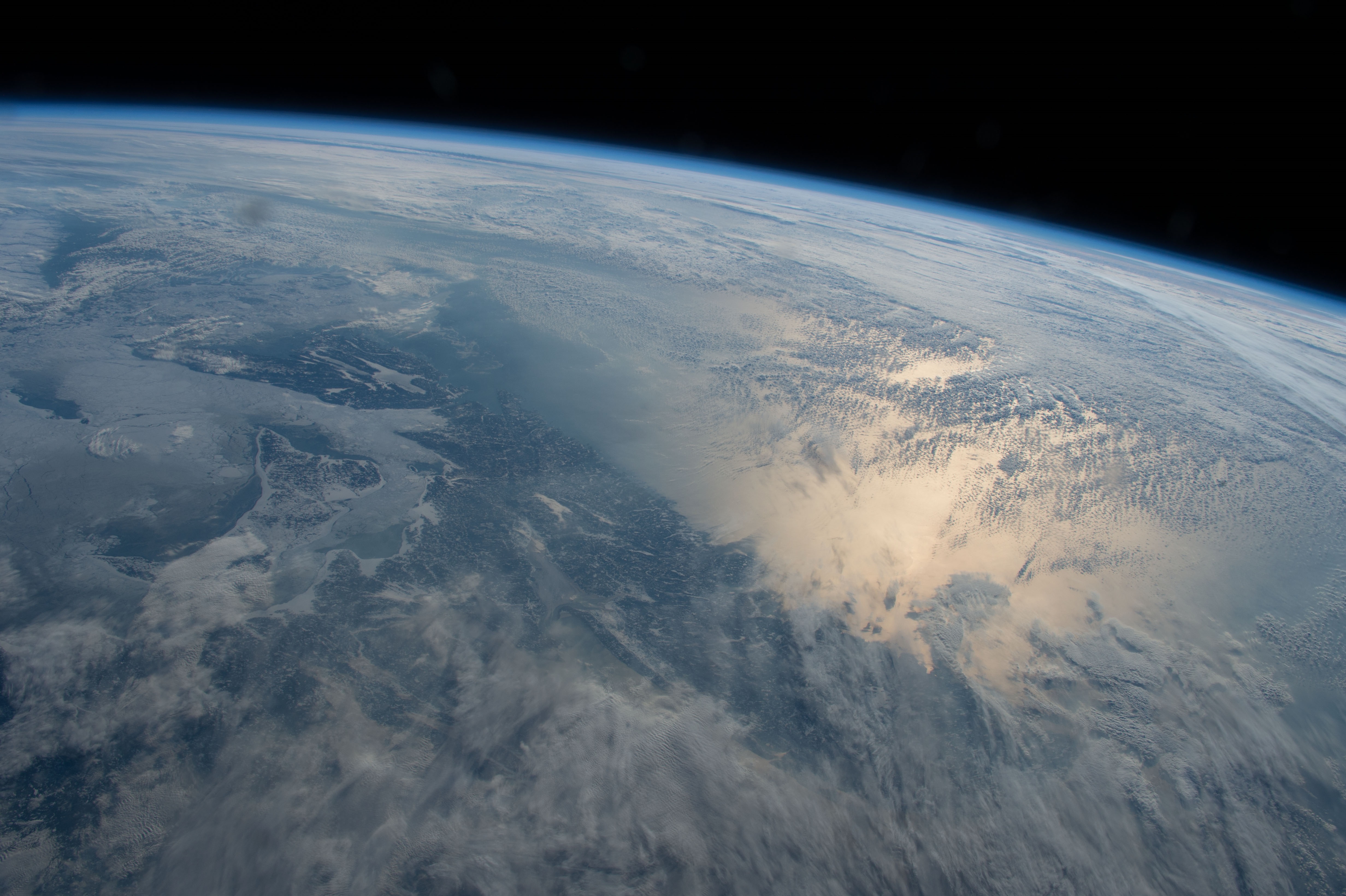 Озоновый слой располагается. Озоновый слой. Атмосфера земли. Озоновый слой фото. Озоновая дыра вид с земли.