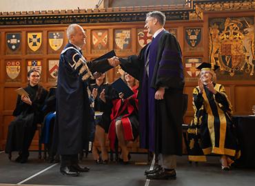 Markus Stock shaking hands with U of T President.