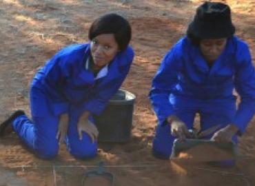 two students sifting the earth at the dig at Canteen Canteen Kopje.