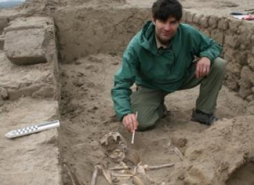 Edward Swenson uncovering one of the sacrificial victims at the Moche pyramid.