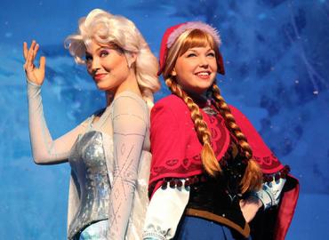 Live actors dressed as Anna and Elsa, the sister princesses from Frozen.