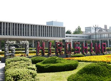 The words G7 Hiroshima spelled out in flowers in front of a building