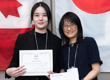 Michelle Lai holding her award standing with Associate Professor Ikuko Komuro-Lee.