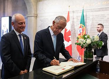 Portuguese President Marcelo Rebelo de Sousa signs the University of Toronto Distinguished Visitors Book at Simcoe Hall (