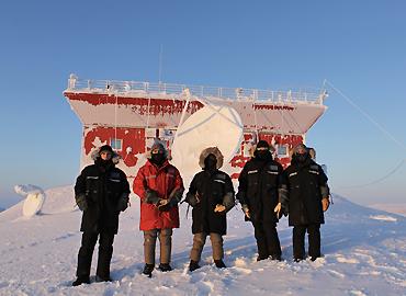 People standing in front of PEARL Ridge Laboratory.