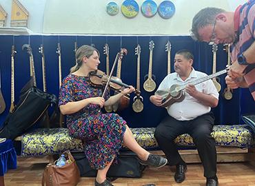 A man and a woman playing a violin and a lute