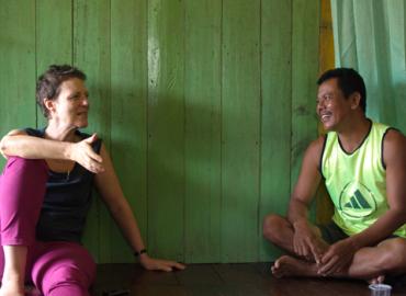 Tania Li talking to a plantation worker in Kalimantan, Indonesia