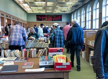 Shoppers go through books at UC&amp;#039;s book sale