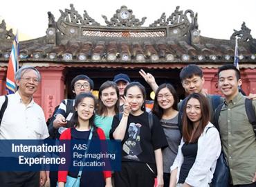 Professor Hy Van Luong and students at the entrance of “Hoi An Covered Bridge” in Da Nang.